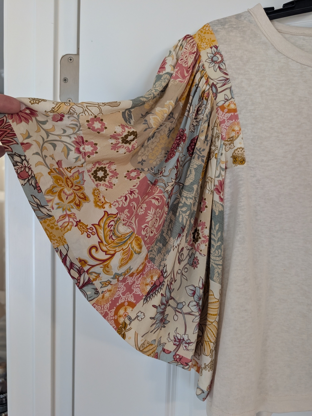 mittoshop Cream Short Sleeve Top with Floral Flutter Sleeves Size L - Picture 2 of 6